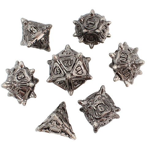 Metalowe kości RPG w kolorze ciemnego srebra (gunmetal) z rzeźbionymi twarzami orków | Kości Metalowe Orc Ironhide Lume Design