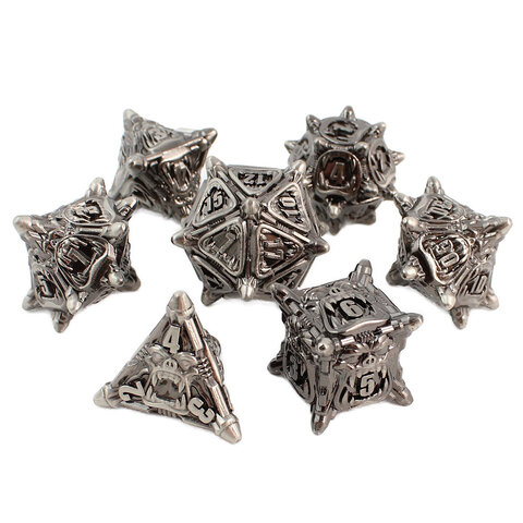 Metalowe kości RPG w kolorze ciemnego srebra (gunmetal) z rzeźbionymi twarzami orków | Kości Metalowe Orc Ironhide Lume Design