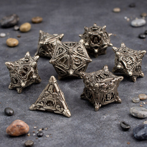 Metalowe kości RPG w kolorze ciemnego srebra (gunmetal) z rzeźbionymi twarzami orków | Kości Metalowe Orc Ironhide Lume Design