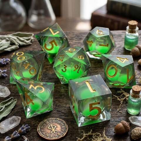 Zestaw 7 kości RPG z żywicy z płynnym zielonym wnętrzem i ostrymi krawędziami | Kości Liquid Core Toxic Surge Lume Design
