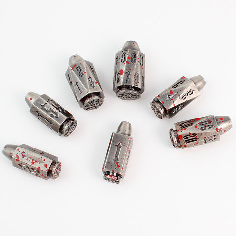 Zestaw 7 metalowych kości RPG o kształcie pocisków z krwawymi śladami w kolorze ciemnego srebra | Kości Metalowe Naboje Bloodied Bullets Lume Design