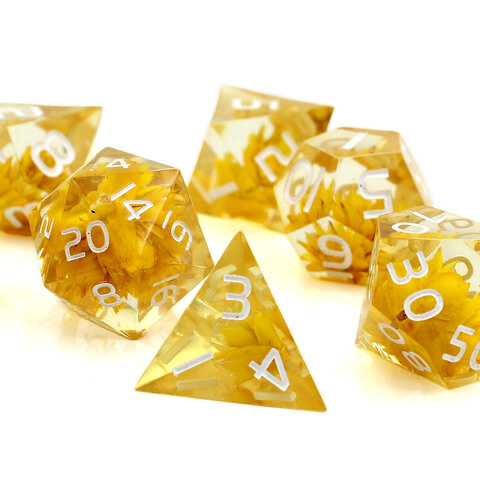 Zestaw kości RPG Sharp Edge Witchy Flowers z suszonymi żółtymi kwiatami Zestaw kości RPG Sharp Edge Witchy Flowers z suszonymi żółtymi kwiatami