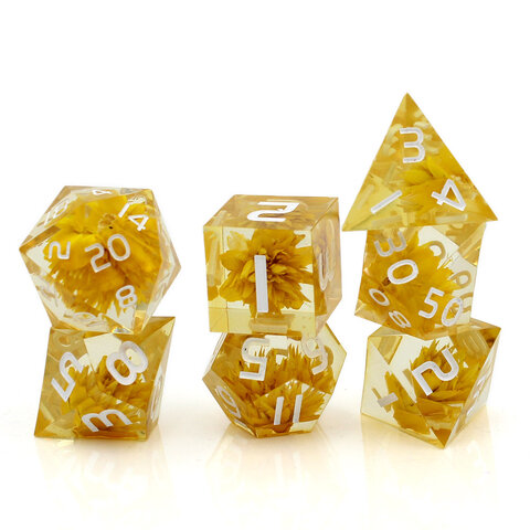 Zestaw kości RPG Sharp Edge Witchy Flowers z suszonymi żółtymi kwiatami