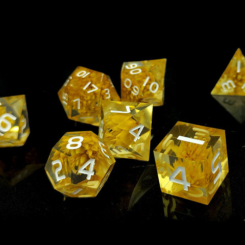 Zestaw kości RPG Sharp Edge Witchy Flowers z suszonymi żółtymi kwiatami Zestaw kości RPG Sharp Edge Witchy Flowers z suszonymi żółtymi kwiatami