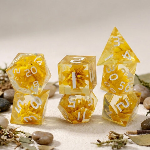Zestaw kości RPG Sharp Edge Witchy Flowers z suszonymi żółtymi kwiatami Zestaw kości RPG Sharp Edge Witchy Flowers z suszonymi żółtymi kwiatami