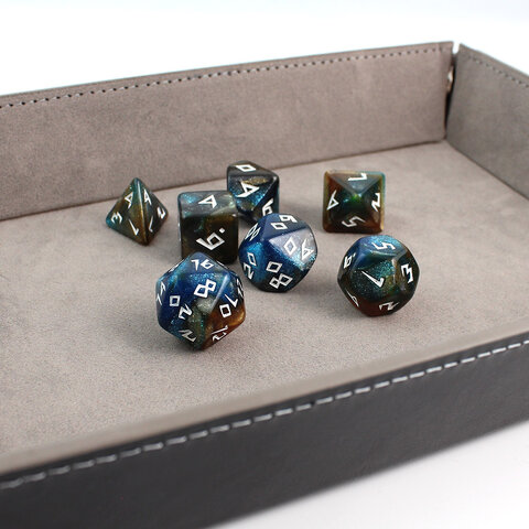 Zestaw 7 akrylowych kości RPG w kolorze granatowo-brązowym z brokatem i unikatową białą czcionką | Akrylowe Kości Bronze Nebula Lume Design