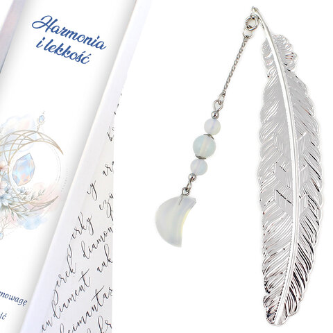 Cienka metalowa zakładka do książki pióro z zawieszką z kamienia opalitu w kształcie księżyca i koralików, w ozdobnym pudełku.