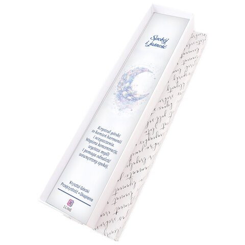 Cienka srebrna zakładka do książki pióro z zawieszką z kryształu górskiego w kształcie księżyca i ażurową rozetką w ozdobnym pudełku.