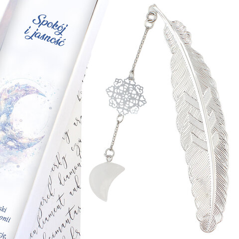 Cienka srebrna zakładka do książki pióro z zawieszką z kryształu górskiego w kształcie księżyca i ażurową rozetką w ozdobnym pudełku.
