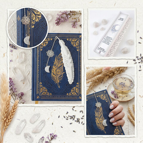 Cienka srebrna zakładka do książki pióro z zawieszką z kryształu górskiego w kształcie księżyca i ażurową rozetką w ozdobnym pudełku.