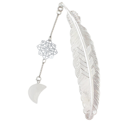 Cienka srebrna zakładka do książki pióro z zawieszką z kryształu górskiego w kształcie księżyca i ażurową rozetką w ozdobnym pudełku.