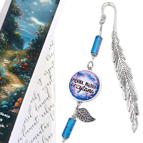 Srebrna zakładka do książki piórko z afirmacją Piękna Mądra Oczytana i niebieskimi koralikami Srebrna zakładka do książki piórko z afirmacją Piękna Mądra Oczytana i niebieskimi koralikami