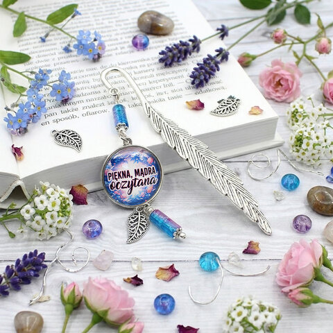 Srebrna zakładka do książki piórko z afirmacją Piękna Mądra Oczytana i niebieskimi koralikami Srebrna zakładka do książki piórko z afirmacją Piękna Mądra Oczytana i niebieskimi koralikami