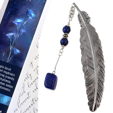 Cienka metalowa zakładka do książki piórko w kolorze grafitowym z zawieszką z granatowego kamienia Lapis Lazuli, w ozdobnym pudełku.