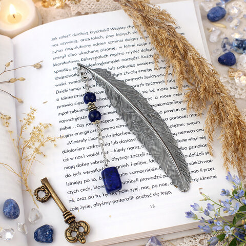 Cienka metalowa zakładka do książki piórko w kolorze grafitowym z zawieszką z granatowego kamienia Lapis Lazuli, w ozdobnym pudełku.