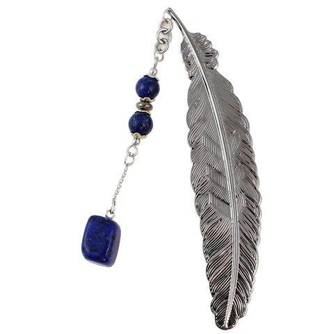 Cienka metalowa zakładka do książki piórko w kolorze grafitowym z zawieszką z granatowego kamienia Lapis Lazuli, w ozdobnym pudełku.