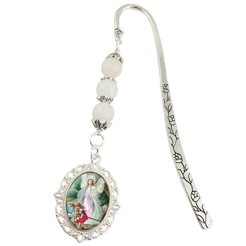 Srebrna zakładka do książki zdobiona motywem roślinnym, z zawieszką z kamieni białego jadeitu i wizerunkiem Anioła Stróża z dziećmi pod szklanym kaboszonem