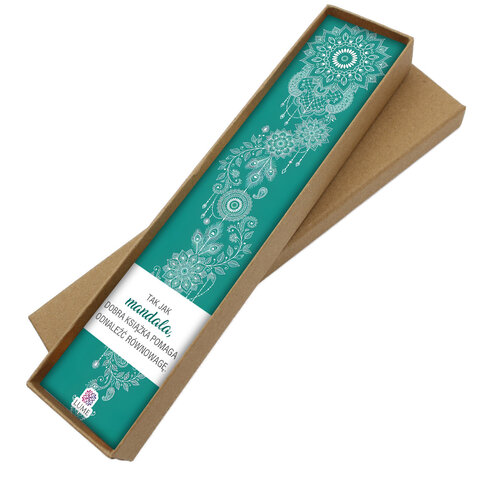 Zakładka do książki z antycznego brązu o falistym trzonie, z ozdobnym koralikiem i uspokajającą, turkusową mandalą pod szklanym kaboszonem. Zakładka do książki z antycznego brązu o falistym trzonie, z ozdobnym koralikiem i uspokajającą, turkusową mandalą pod szklanym kaboszonem.