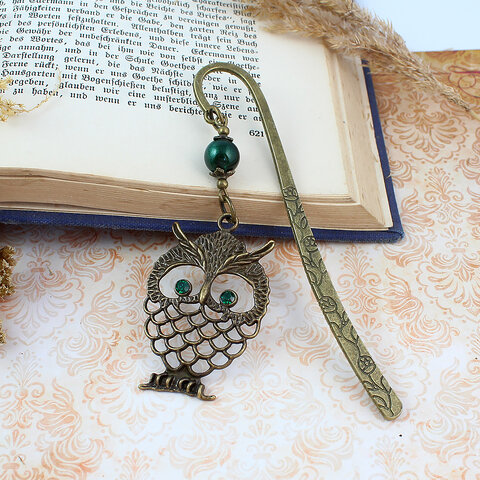 Zakładka do książki z antycznego brązu w kształcie pióra z zawieszką przedstawiającą uroczo wyrzeźbioną sowę i akrylowy listek.