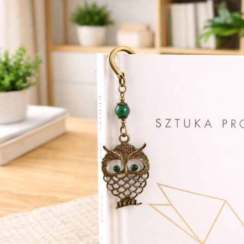 Zakładka do książki z antycznego brązu w kształcie pióra z zawieszką przedstawiającą uroczo wyrzeźbioną sowę i akrylowy listek.