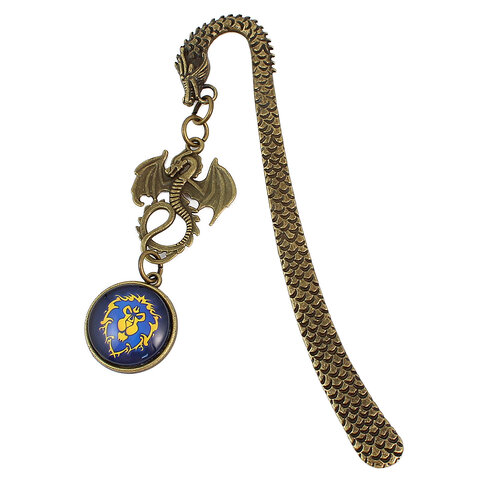 Zakładka do książki z antycznego brązu z motywem smoka i zawieszką z logiem Przymierza (Alliance) z gry World of Warcraft pod kaboszonem.