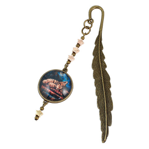 Zakładka do książki z antycznego brązu z zawieszką w kształcie gwiazdek oraz ilustracją śpiącego kota na stosie książek pod szkiełkiem.