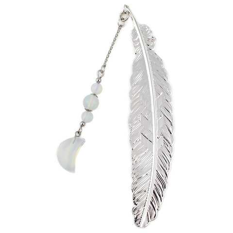 Subtelna metalowa zakładka do książki w formie piórka, zdobiona wiszącą zawieszką z opalitu w kształcie księżyca, umieszczona w pudełku prezentowym. Subtelna metalowa zakładka do książki w formie piórka, zdobiona wiszącą zawieszką z opalitu w kształcie księżyca, umieszczona w pudełku prezentowym.