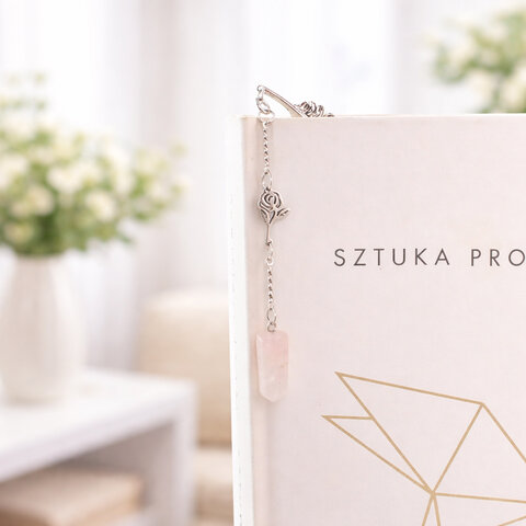 Cienka srebrna zakładka do książki piórko z zawieszką z kwarcu różowego i stalową różą, w ozdobnym pudełku prezentowym. Cienka srebrna zakładka do książki piórko z zawieszką z kwarcu różowego i stalową różą, w ozdobnym pudełku prezentowym.