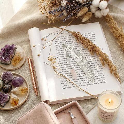 Cienka srebrna zakładka do książki piórko z zawieszką z kwarcu różowego i stalową różą, w ozdobnym pudełku prezentowym. Cienka srebrna zakładka do książki piórko z zawieszką z kwarcu różowego i stalową różą, w ozdobnym pudełku prezentowym.