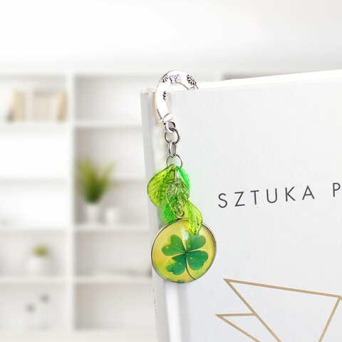 Zakładka do książki z czterolistną koniczynką na szczęście i akrylowymi listkami