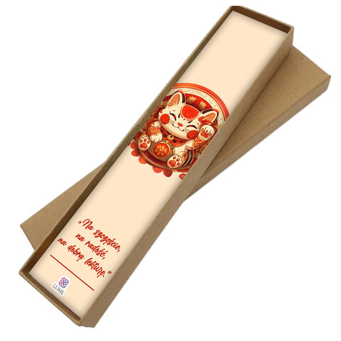 Zakładka do książki z antycznego brązu w kształcie pióra, z czerwonymi kryształkami i grafiką radosnego kota Maneki Neko pod szklanym kaboszonem