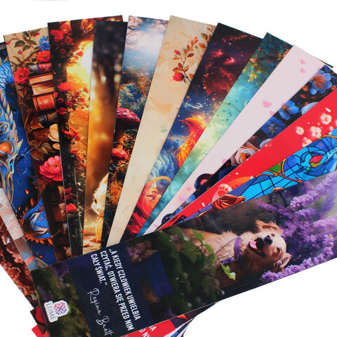 Zakładka do książki z antycznego brązu z motywem łusek smoka i zawieszką w kształcie dużej, zdobionej włóczni w stylu fantasy. Zakładka do książki z antycznego brązu z motywem łusek smoka i zawieszką w kształcie dużej, zdobionej włóczni w stylu fantasy.