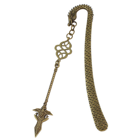 Zakładka do książki z antycznego brązu z motywem łusek smoka i zawieszką w kształcie dużej, zdobionej włóczni w stylu fantasy. Zakładka do książki z antycznego brązu z motywem łusek smoka i zawieszką w kształcie dużej, zdobionej włóczni w stylu fantasy.