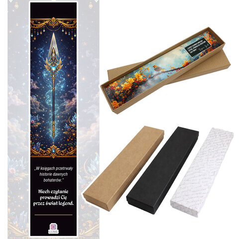 Zakładka do książki z antycznego brązu z motywem łusek smoka i zawieszką w kształcie dużej, zdobionej włóczni w stylu fantasy. Zakładka do książki z antycznego brązu z motywem łusek smoka i zawieszką w kształcie dużej, zdobionej włóczni w stylu fantasy.