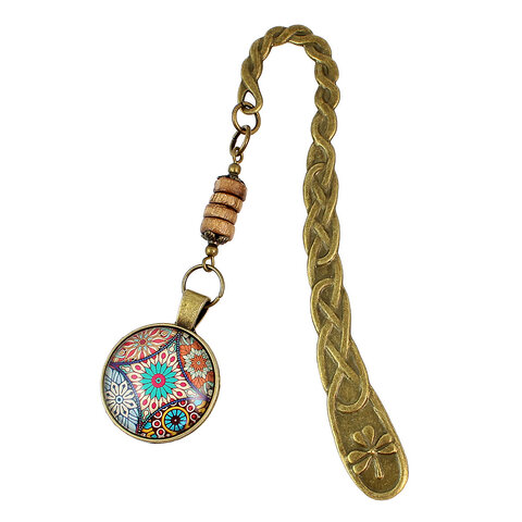 Zakładka do książki z antycznego brązu z plecionym wzorem, drewnianymi koralikami i wielobarwną, harmonijną mandalą pod szklanym kaboszonem