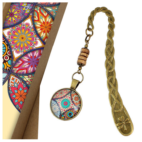 Zakładka do książki z antycznego brązu z plecionym wzorem, drewnianymi koralikami i wielobarwną, harmonijną mandalą pod szklanym kaboszonem