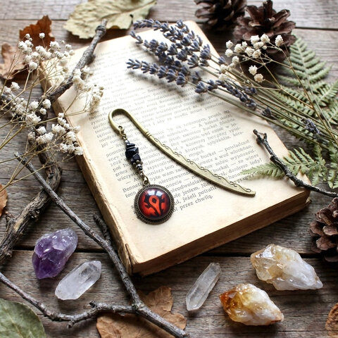 Zakładka do książki w kolorze antycznego brązu z symbolem Hordy pod szklanym kaboszonem i bryłkami ciemnego kamienia Noc Kairu Zakładka do książki w kolorze antycznego brązu z symbolem Hordy pod szklanym kaboszonem i bryłkami ciemnego kamienia Noc Kairu