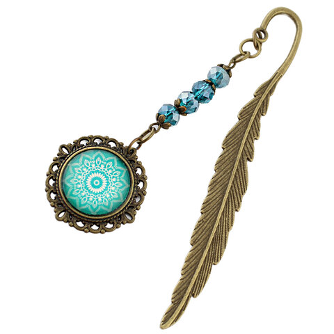 Zakładka do książki piórko w kolorze antycznego brązu z turkusowymi kryształkami i zawieszką z mandalą pod szklanym kaboszonem Zakładka do książki piórko w kolorze antycznego brązu z turkusowymi kryształkami i zawieszką z mandalą pod szklanym kaboszonem