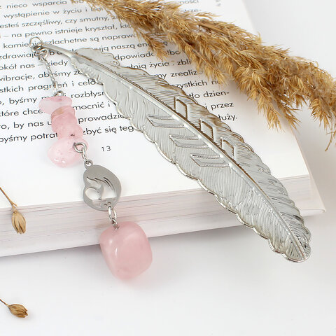 Srebrna zakładka do książki pióro z kwarcem różowym i stalowym łącznikiem przedstawiającym mamę z dzieckiem, zapakowana w pudełko prezentowe. Srebrna zakładka do książki pióro z kwarcem różowym i stalowym łącznikiem przedstawiającym mamę z dzieckiem, zapakowana w pudełko prezentowe.