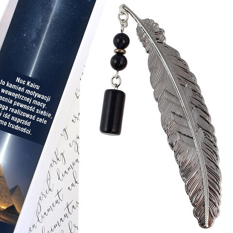 Cienka metalowa zakładka do książki piórko w kolorze grafitowym z zawieszką z połyskującego kamienia Noc Kairu, zapakowana w pudełko z dedykacją.