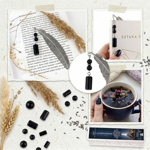 Cienka metalowa zakładka do książki piórko w kolorze grafitowym z zawieszką z połyskującego kamienia Noc Kairu, zapakowana w pudełko z dedykacją.