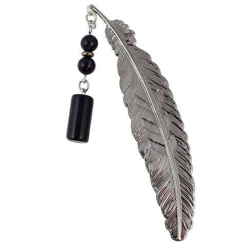 Cienka metalowa zakładka do książki piórko w kolorze grafitowym z zawieszką z połyskującego kamienia Noc Kairu, zapakowana w pudełko z dedykacją.