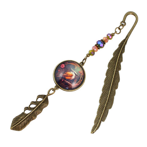 Zakładka do książki z antycznego brązu z szklanym kaboszonem w oprawie zdobionej kryształkami, przedstawiającym ryciny w stylu vintage z sikorą bogatką i zawieszką w kształcie piórka.