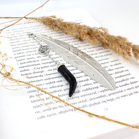 Cienka srebrna zakładka do książki piórko z zawieszką z połyskującego kamienia Noc Kairu w kształcie kła i stalowym drzewem życia.