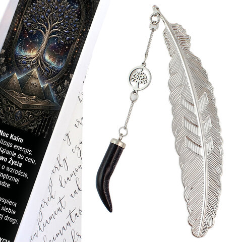 Cienka srebrna zakładka do książki piórko z zawieszką z połyskującego kamienia Noc Kairu w kształcie kła i stalowym drzewem życia.