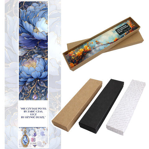 Cienka i lekka metalowa zakładka do książki w kształcie pióra, zdobiona wiszącą zawieszką z szafirowych szklanych kryształków i niebieskiego akrylowego listka, w ozdobnym pudełku. Cienka i lekka metalowa zakładka do książki w kształcie pióra, zdobiona wiszącą zawieszką z szafirowych szklanych kryształków i niebieskiego akrylowego listka, w ozdobnym pudełku.