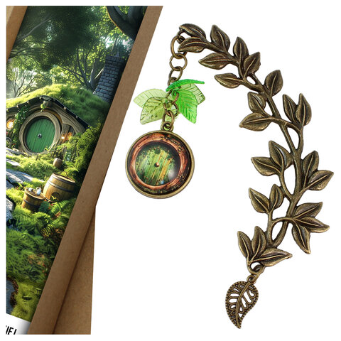 Zakładka do książki z antycznego brązu z zawieszką w formie zielonych listków i grafiką drzwi do domu Hobbita pod szklanym kaboszonem.