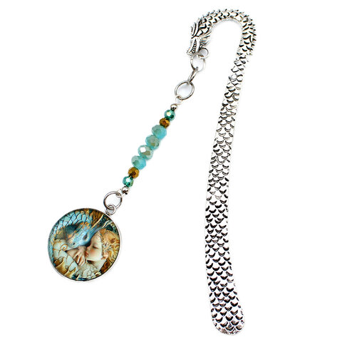 Srebrna zakładka do książki z trzonem w kształcie smoka, szklanymi kryształkami oraz zawieszką z grafiką śpiącej księżniczki i smoka Srebrna zakładka do książki z trzonem w kształcie smoka, szklanymi kryształkami oraz zawieszką z grafiką śpiącej księżniczki i smoka