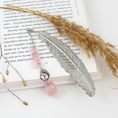 Delikatna metalowa zakładka do książki piórko z różowym kwarcem i symbolem mamy z dzieckiem, prezent na Dzień Mamy w białym pudełku.