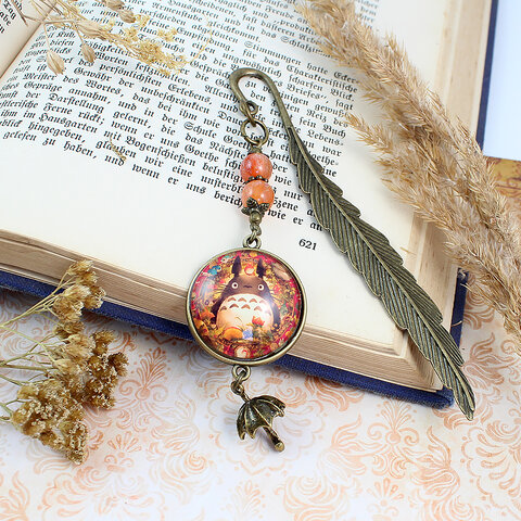 Zakładka do książki z antycznego brązu z motywem w kształcie sowy, małym listkiem i uroczym Duchem Lasu Totoro z parasolką pod szkłem.